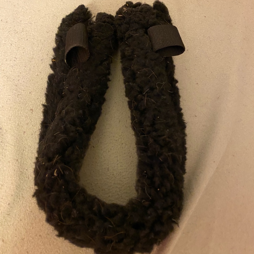 Fuzzy bare back pad cinch